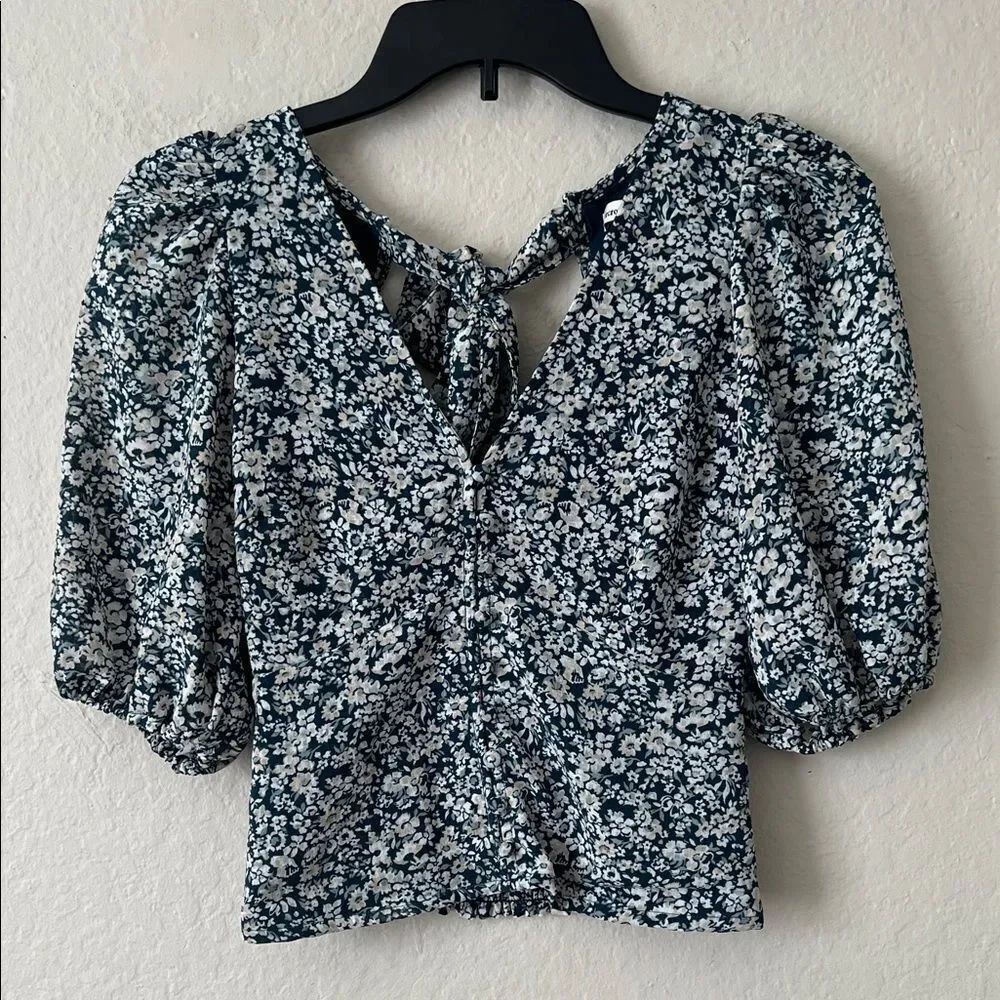 Like New! Abercrombie and Fitch Puff Sleeve Tie back Floral Top in Size XS